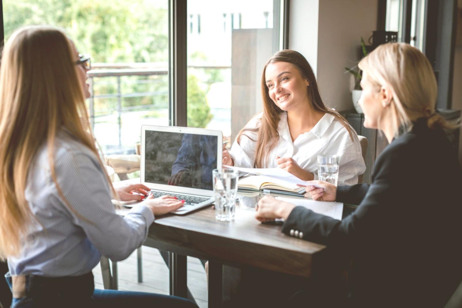 Finanzanalyst arbeitet mit komplexen Datenvisualisierungen am Computer